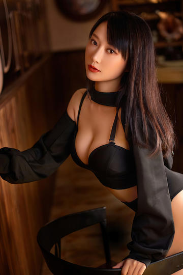 娇妻玩4P被3个男子伺候电影